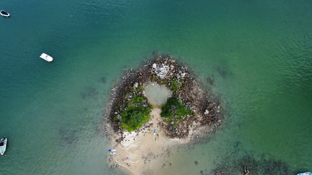 最後來到大網仔附近的隱世心形湖,它是由一連串的紅樹林沙洲連成,獨特石形圍成心形水池
