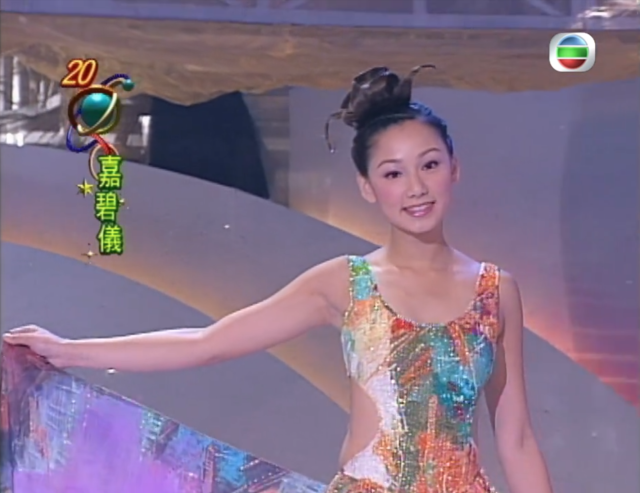 嘉碧儀跟隨姨媽步伐參選2002年嘅香港小姐,佢係當年嘅大熱人馬,一路入到最後五強,可惜大熱倒灶,三甲不入