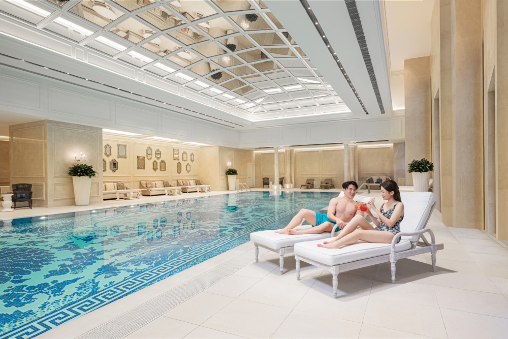 游泳池設計糅合了澳門特色與巴洛克風格，配上專人送上的美食和飲品，度假感Level Up！ 