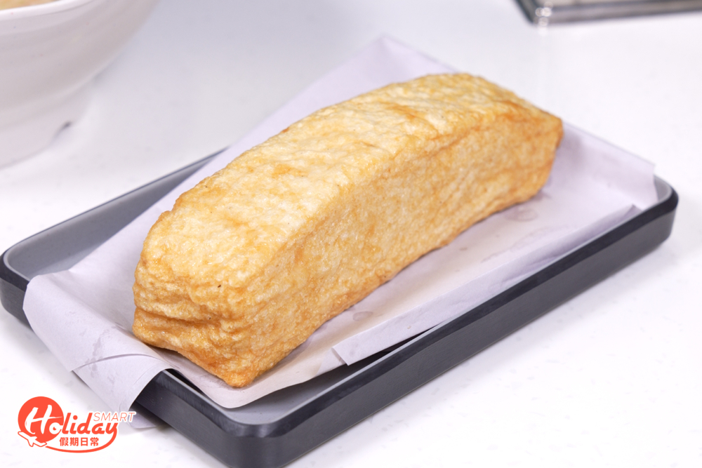 另一必食招牌原條黃金炸魚片,同樣以軟漿手打做法製作,高温油炸至金黃色,厚度足足有5cm,食落口感爽滑又帶鹹香魚味。