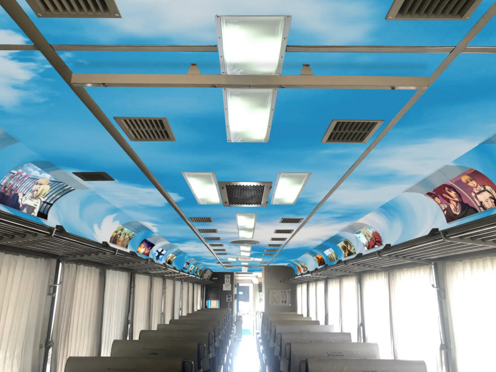 列車內同樣沿用與外觀一樣的風格,並且更配上《進擊的巨人》各種經典場面!