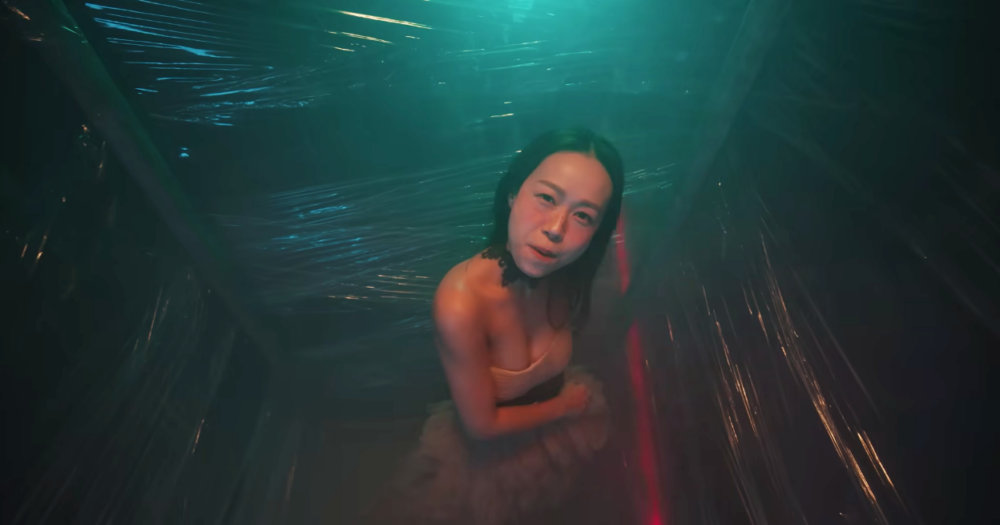 2022年佢哋終於公開認愛，泥鯭更為女友單曲擔任編曲及監製。