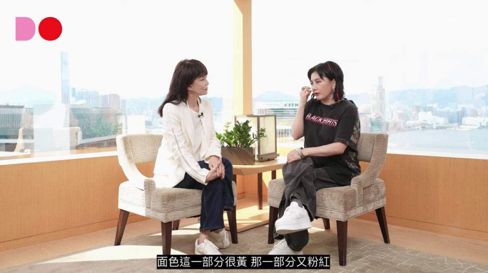 何超儀指佢每晚同老公facetime都見對方瞓喺張床,見老公狀態咁差,叫佢返香港快啲睇醫生。