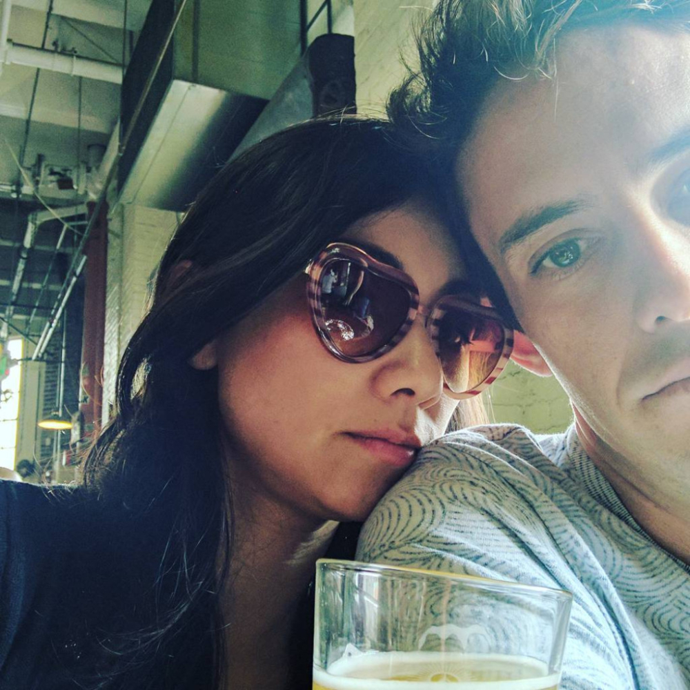 其中一張相嘉碧儀靠喺一位外藉男嘅膊頭,兩人狀甚親暱,男方疑似係嘉碧儀嘅另一半!