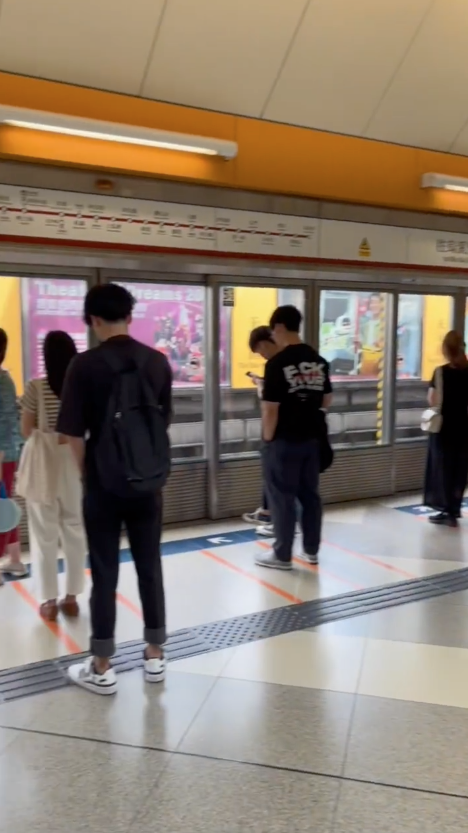 香港係「中間落、兩邊上」,先讓到站嘅乘客落車,之後先上車