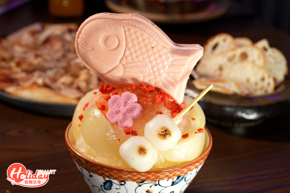 鯛魚燒白桃刨冰旁邊圍滿果肉及小丸子等配料,賣相滿滿少女感。