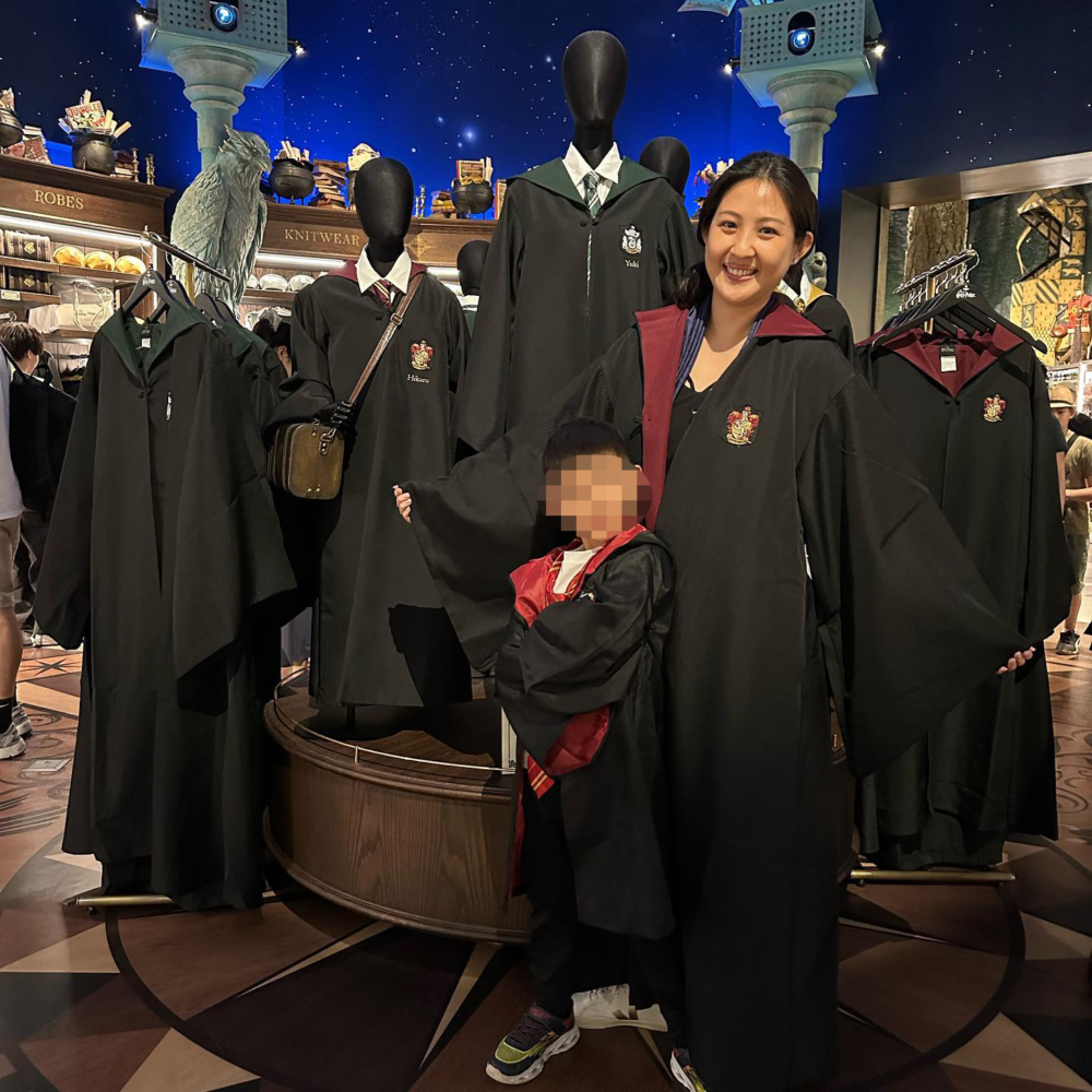 佢嘅Facebook都係仔仔嘅合照,最近佢就同兒子一齊飛日本旅行