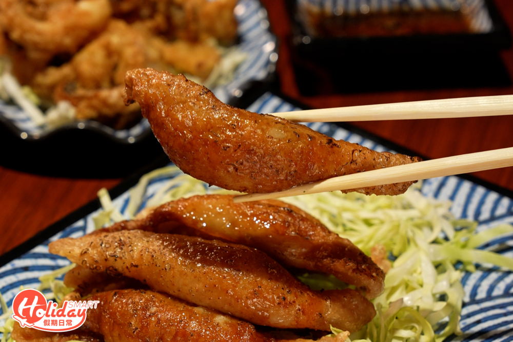 小食推介雞皮餃子,外皮金黃酥脆又嚼勁。