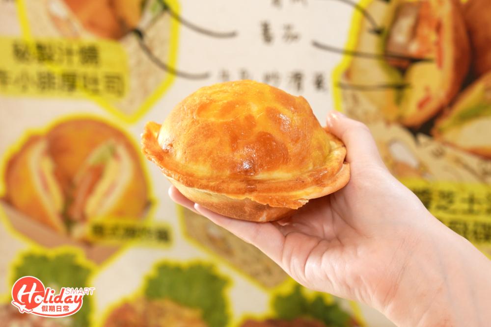 店家以菠蘿包代替普遍飛碟用的白麵包，外形十足UFO。