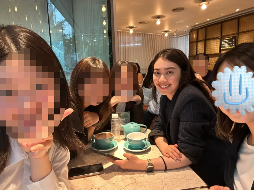 平日工作時朱千雪講嘢都會夾雜好多英文，但當面對客人時可以做到全程中文，方便對方理解