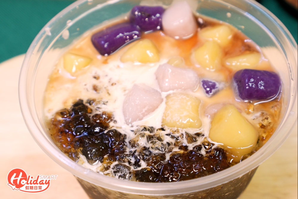 除了炸芋圓外，芋圓系列中的「芋圓5號」更足料抵食，當中包含桃膠、豆腐花及仙草，再加煙韌芋圓，最後淋上台灣黑糖，口感層次豐富又香甜！