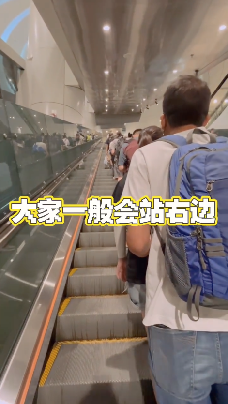 內地網民提到香港有一個潛規則就係電梯都會留返左邊畀其他人行