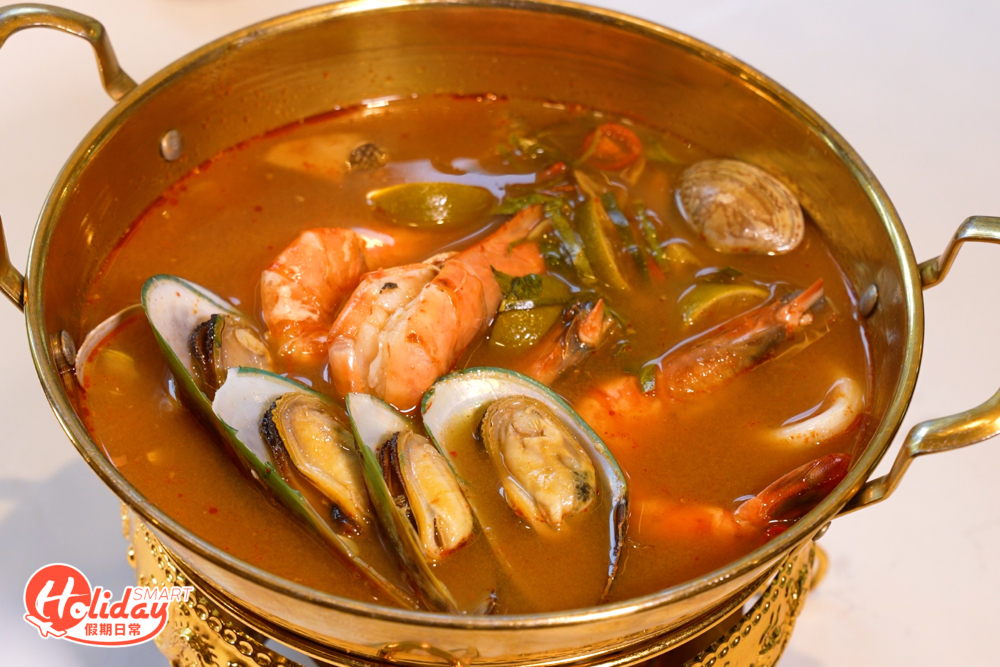 倒入湯底後,湯中也帶有青口、大蝦及蜆等,令其味道飲落酸辣中帶鮮香。