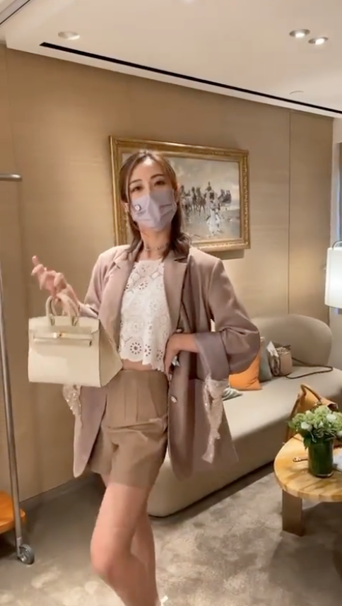 之前佢就經常喺網上晒名牌袋,近年Hermès袋嘅比例明顯上升