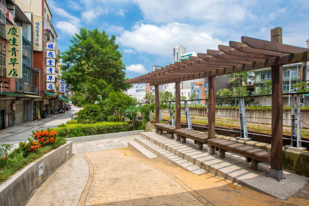 「老街溪步道」又稱「老街溪河濱步道」係一條沿著老街溪兩側的步道~