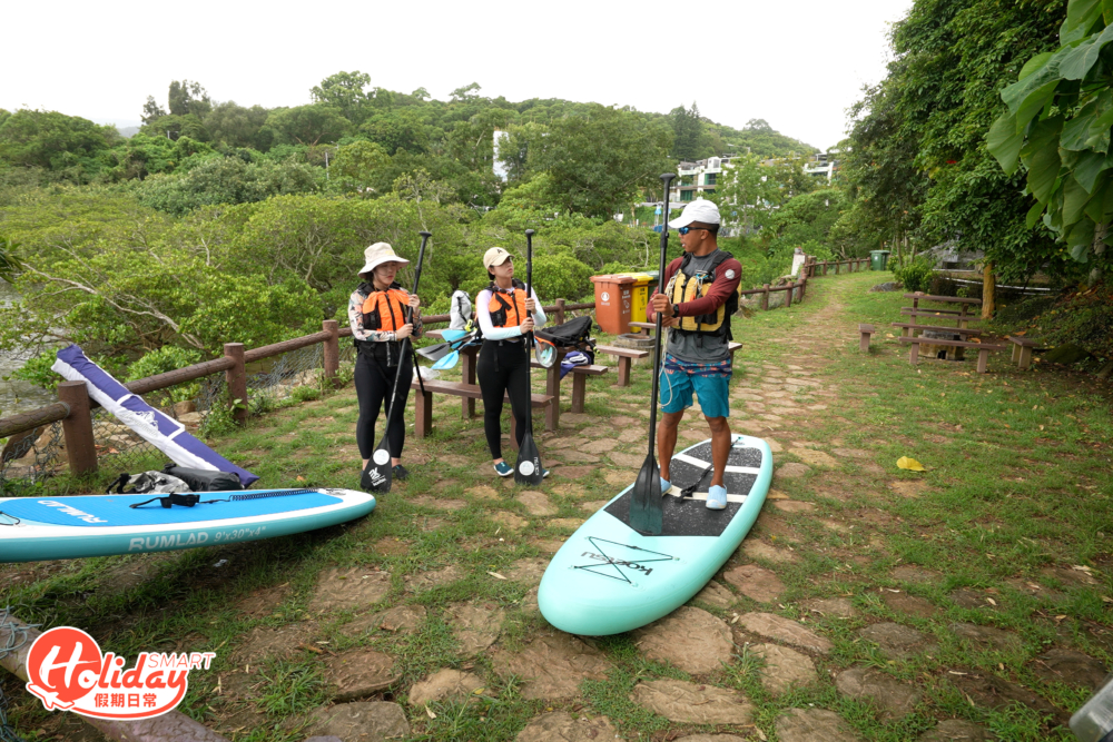 出發前先穿好裝備,就算是初學者也不用擔心,教練講解得夠清楚,無論獨木舟或直立板都十分易上手。