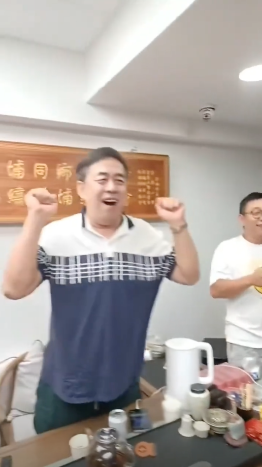 片中有唔少疑似係莊子璇嘅鄉親父老，睇住香港小姐決賽直播，見證住莊子璇奪冠一刻。