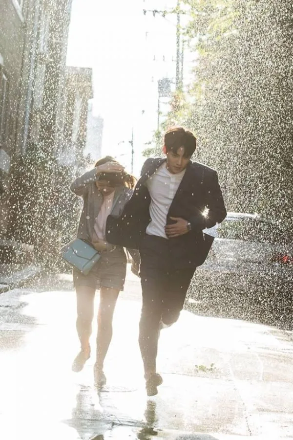 喺「極端情況」生效下,除咗同僱主就「極端情況」下訂立有返回工作地點上班協定嘅必要人員之外,其他僱員應留喺原來嘅地點或安全地點