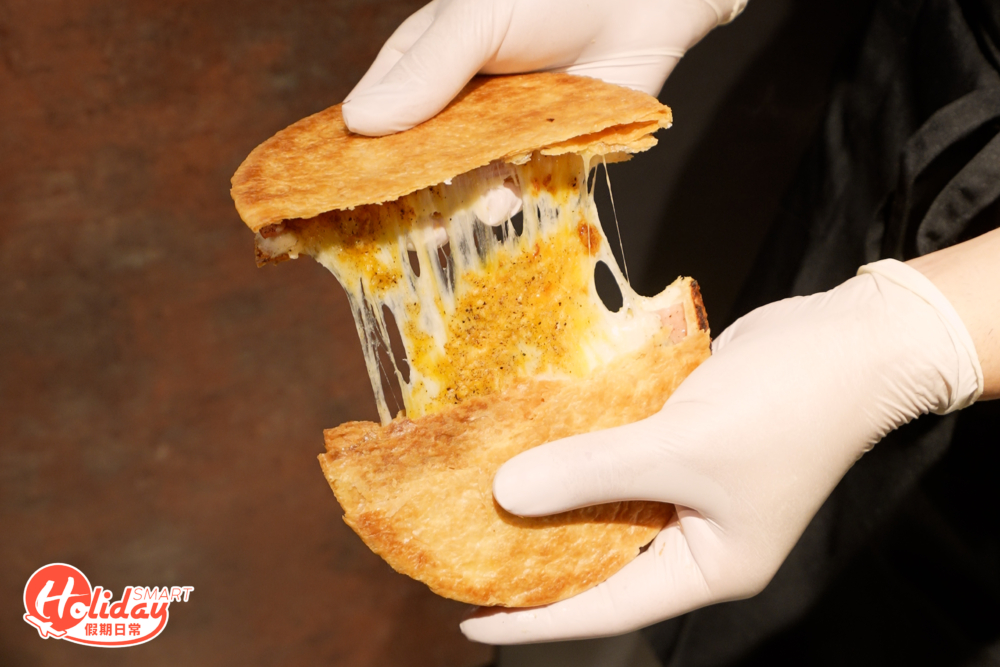 鹹味必食Jambon & Fromage雙重芝士火腿，加入車打芝士、水牛芝士搭配火腿及薯蓉，食落香脆可口又帶邪惡拉絲效果！