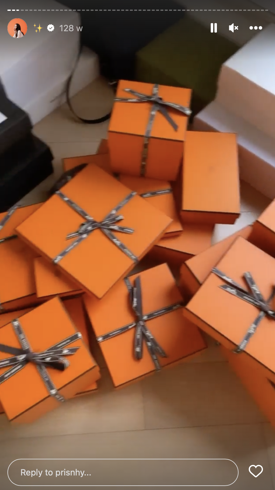 佢晒過超多Hermès橙色盒