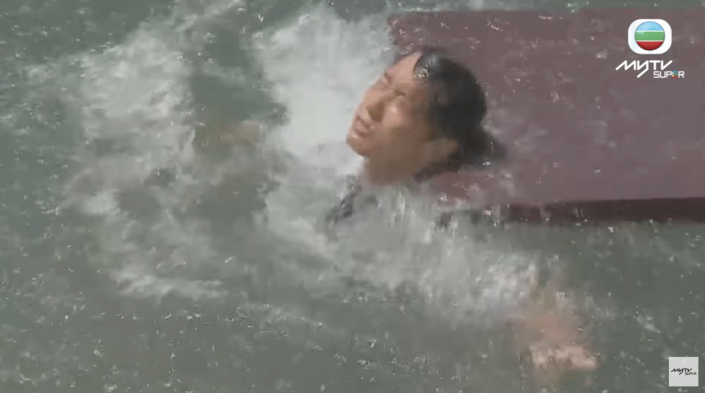 如必要人員因惡劣天氣導致沒有安全的公共交通服務往返工作地點,須切實考慮為他們提供安全的接送