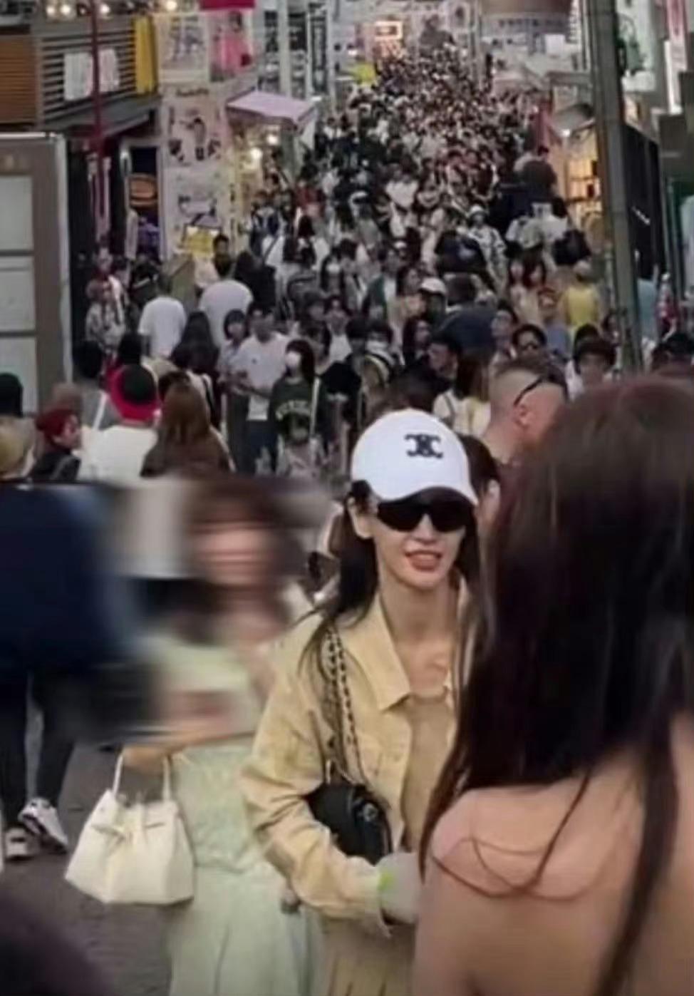 最近Angelababy憑一張相就再次登上熱搜,有網友表示喺日本偶遇到行緊街嘅Angelababy