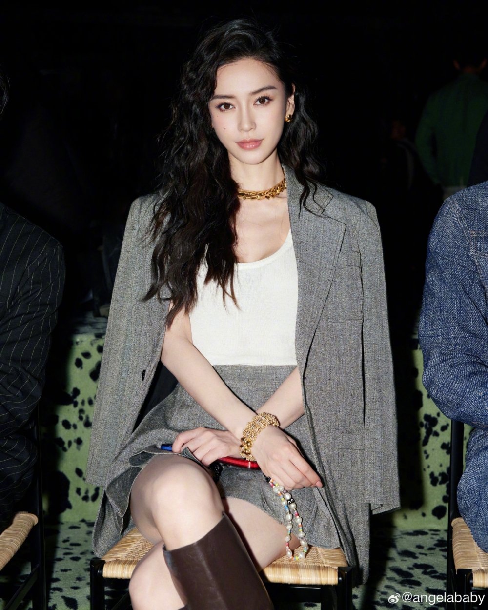 Angelababy 2006年曾簽約日本經理人公司，曾喺日本發展嘅佢獲日本網民大讚擁有「世界上最美麗的臉（世界で一番美しい顔）」