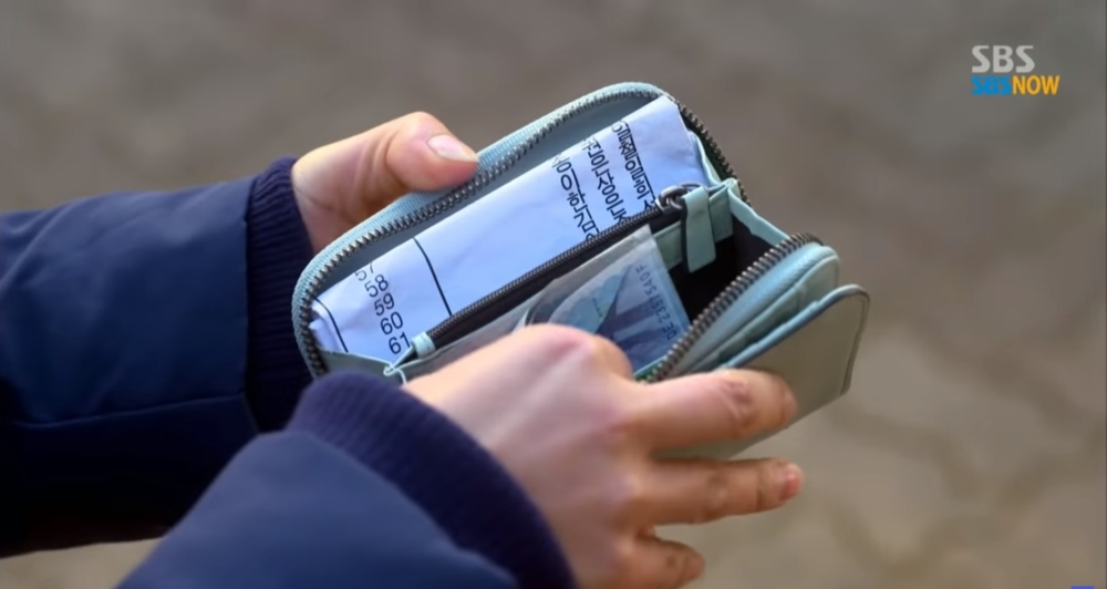 近日一位中國留學生喺抖音拍片，表示執到一個銀包並交畀車站職員