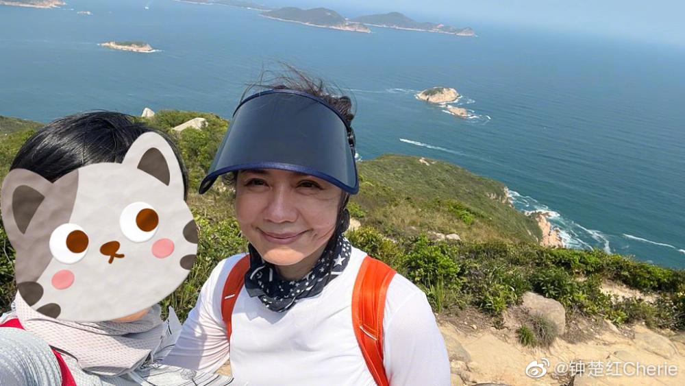 現年63歲嘅紅姑一向無懼歲月洗禮，會喺社交網站分享素顏自拍照