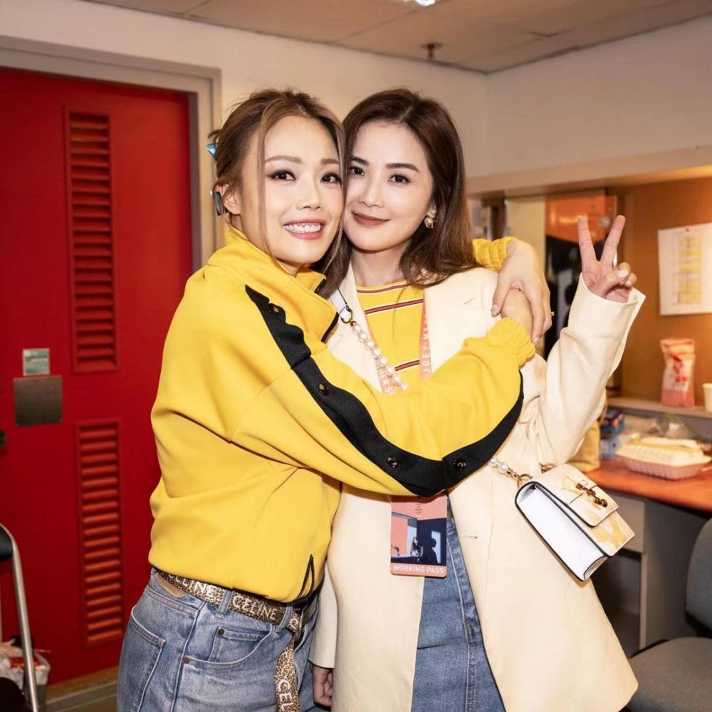 容祖兒媽媽喺2015年花超過3,500萬元購入一個高層單位，另外阿Sa蔡卓妍亦以約3,300萬買入同座一個單位。