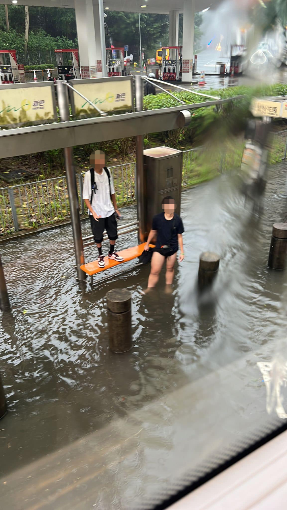 馬路水浸成河,水位一度浸到小腿!