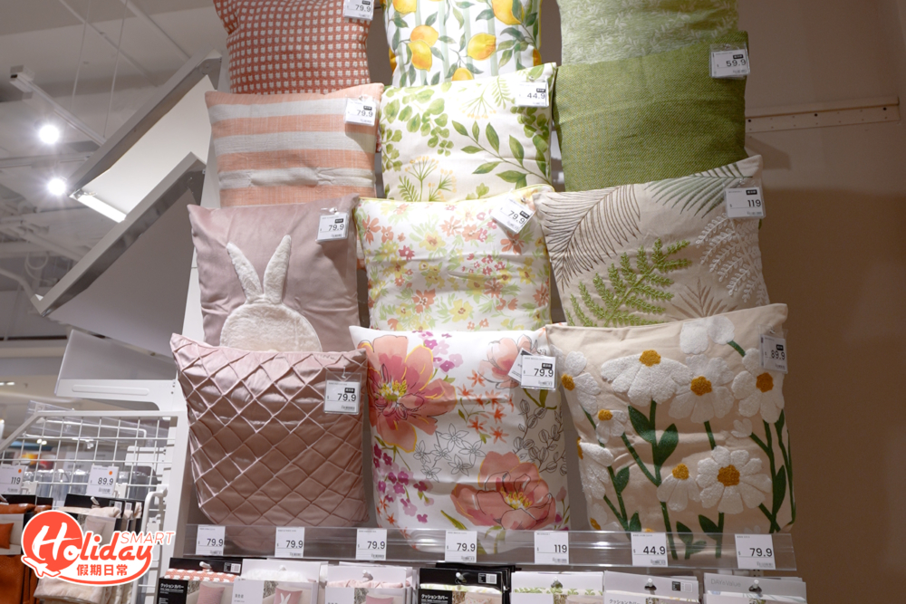 新店設於MegaBox商場6樓，佔地約2萬呎，提供超過5,500件貨品總類，包括餐具、廚具、寢具、家居布藝、窗簾及梳化等。還有專為兒童及寵物的家品，貨品種類齊備。