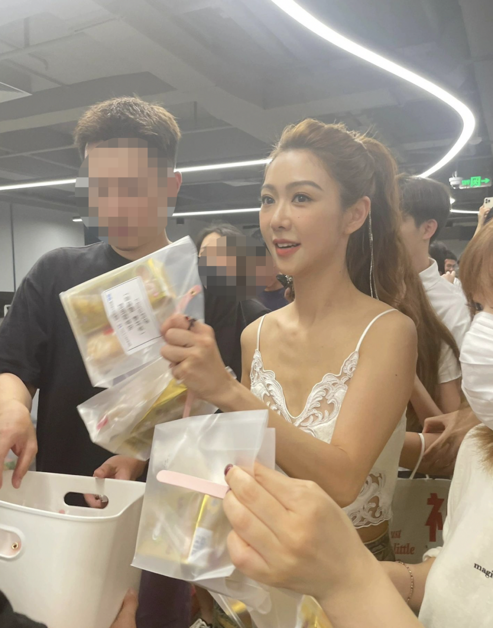 用手機影完就上傳，無加filter或P圖，更表示Fiona真人更美