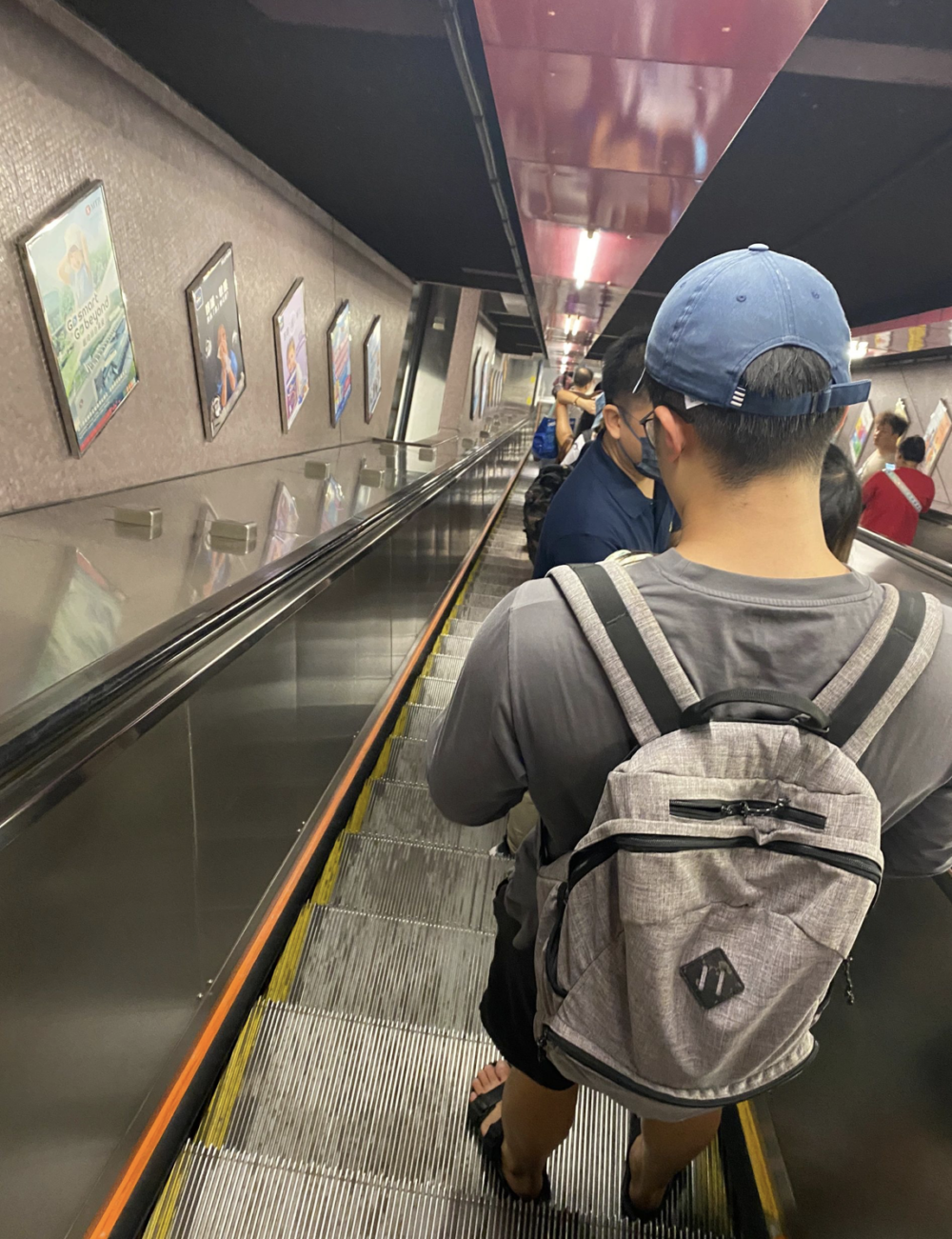 內地網民指觀察到香港人搭電梯時會排隊，而且淨係企右邊