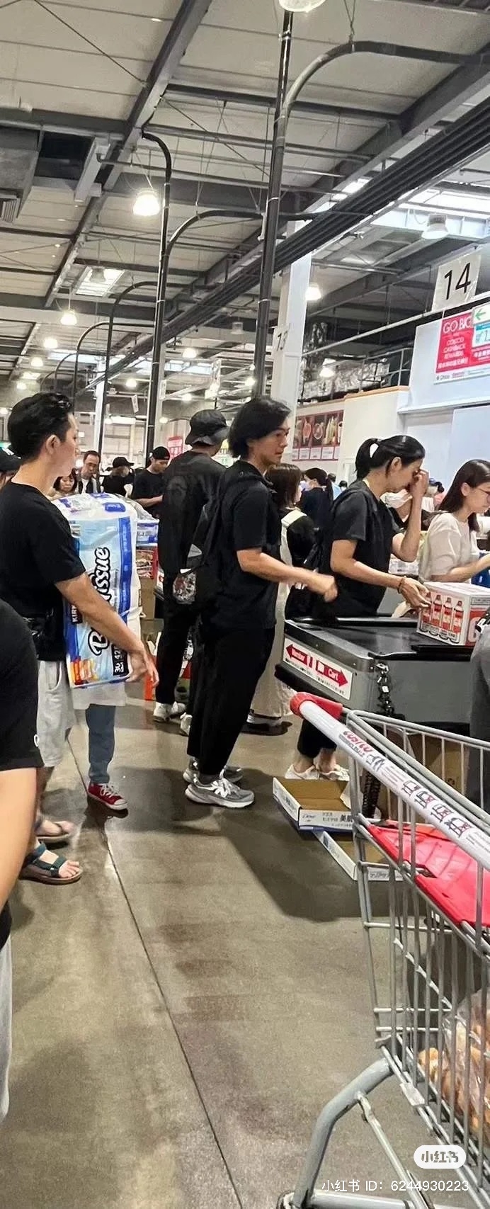 近日有網友就喺福岡一間超市野生捕獲鄭伊健蒙嘉慧夫婦。鄭伊健同蒙嘉慧都著咗黑衫黑褲,打扮低調樸素