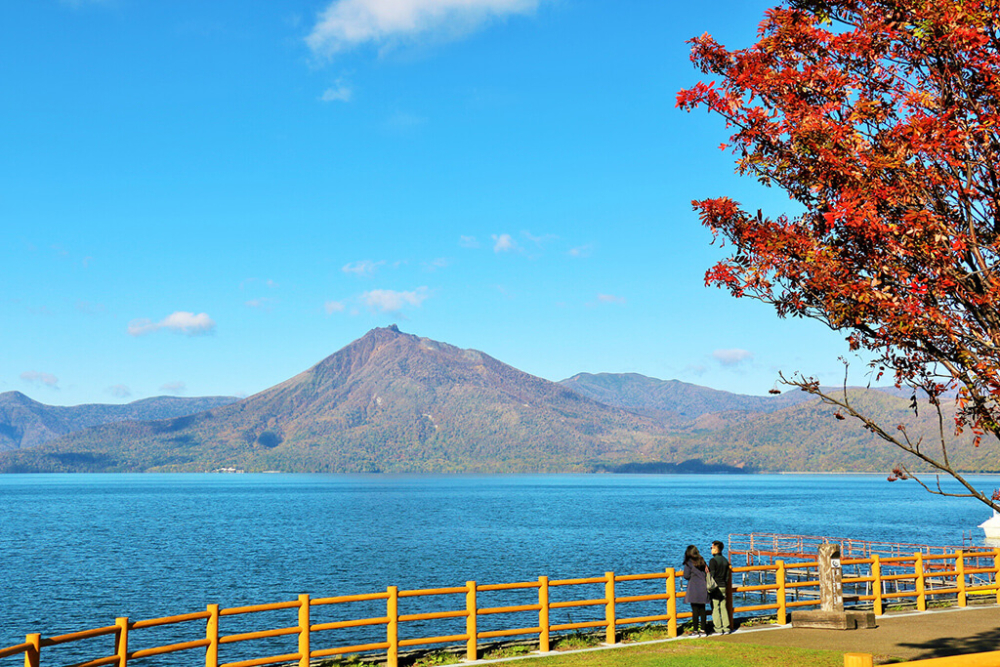 北海道賞楓景點推介：支笏湖。