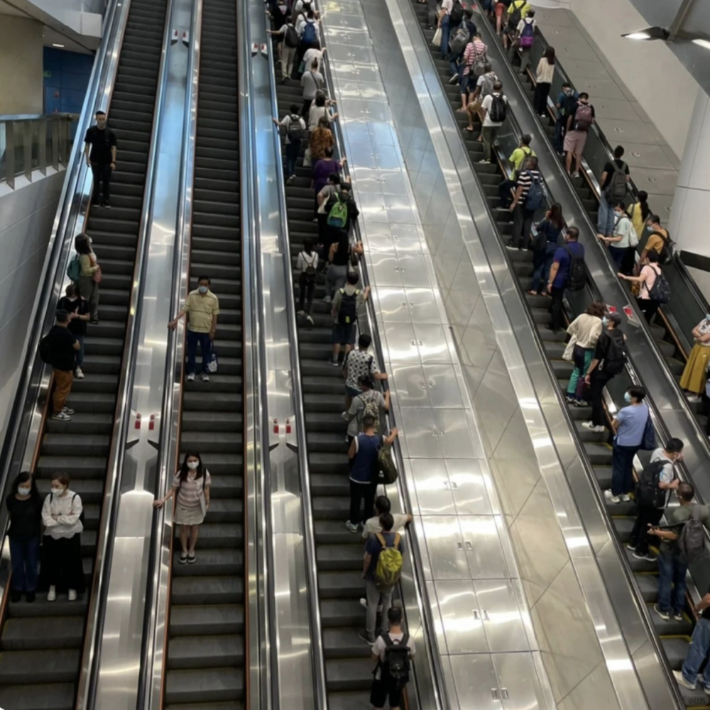 內地網民認為「左行右企」不值得提倡，反而應盡快改咗呢個壞習慣。