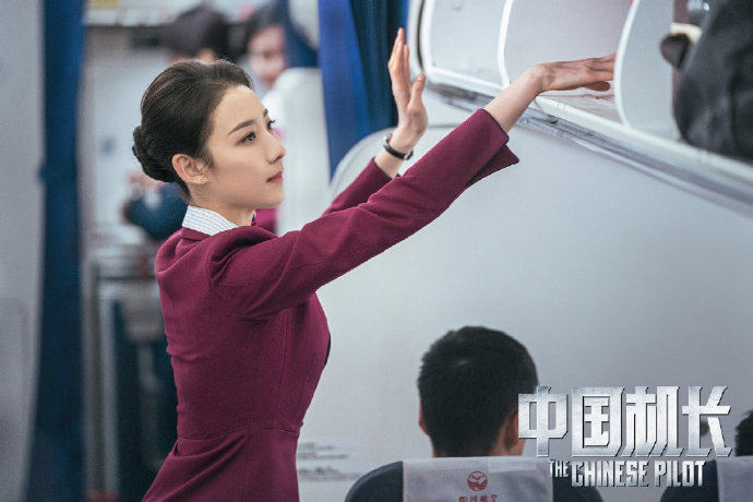 事主對空姐嘅講法感到不滿:「空姐唔係度過夠高拎行李先做到?」