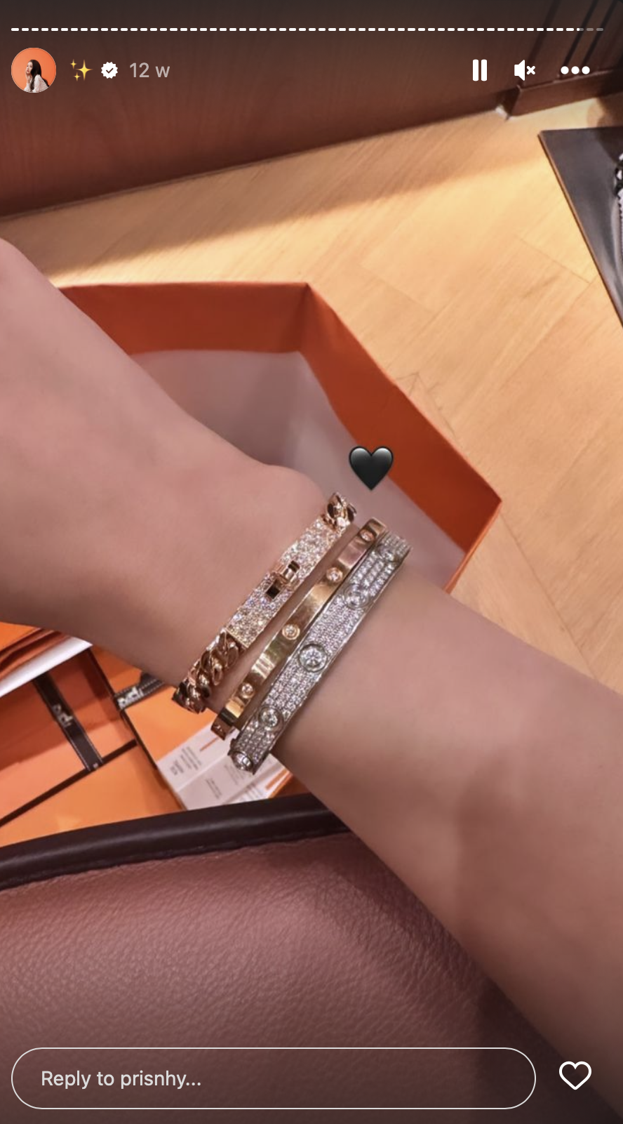 除咗名牌手袋，佢亦買咗好多珠寶首飾，一次過戴3隻鑽石手鐲