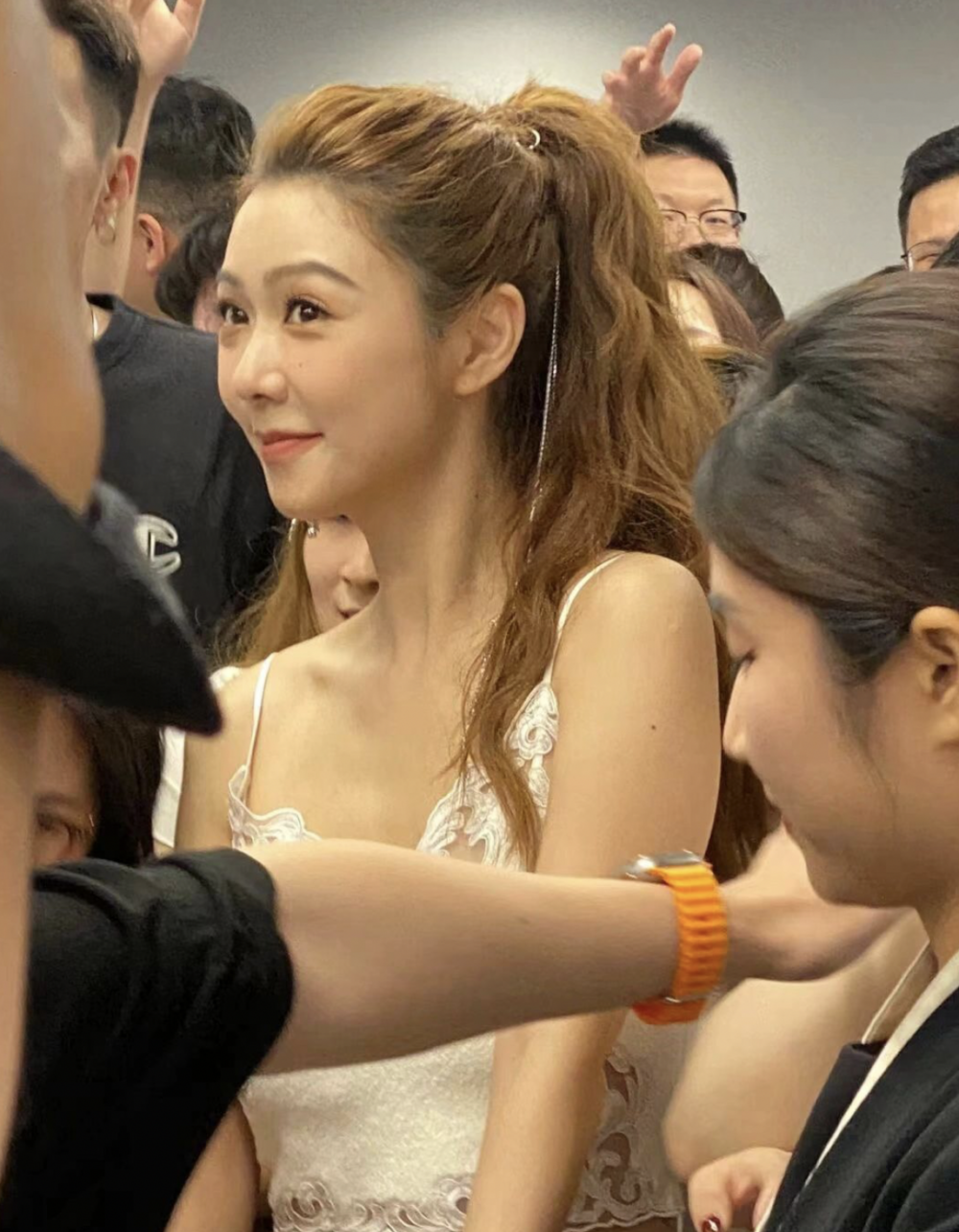 Fiona亦十分親民，合照任影唔嬲，亦為員工送上禮物。