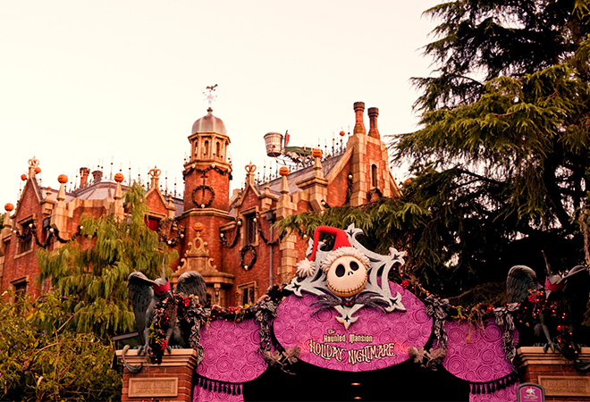 經典設施「幽靈公館」推出以導演Tim Burton的著名電影《聖誕夜驚魂》為主題而打造的限定鬼屋體驗「鬼屋假期」！