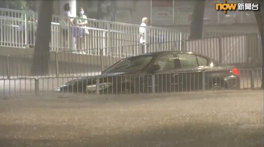 面對惡劣天氣，仍然有唔少打工仔要照常返工