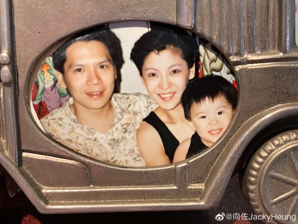向佐稱喺影視界打滾多年嘅父母覺得佢無咩天份,一直都反對佢入行