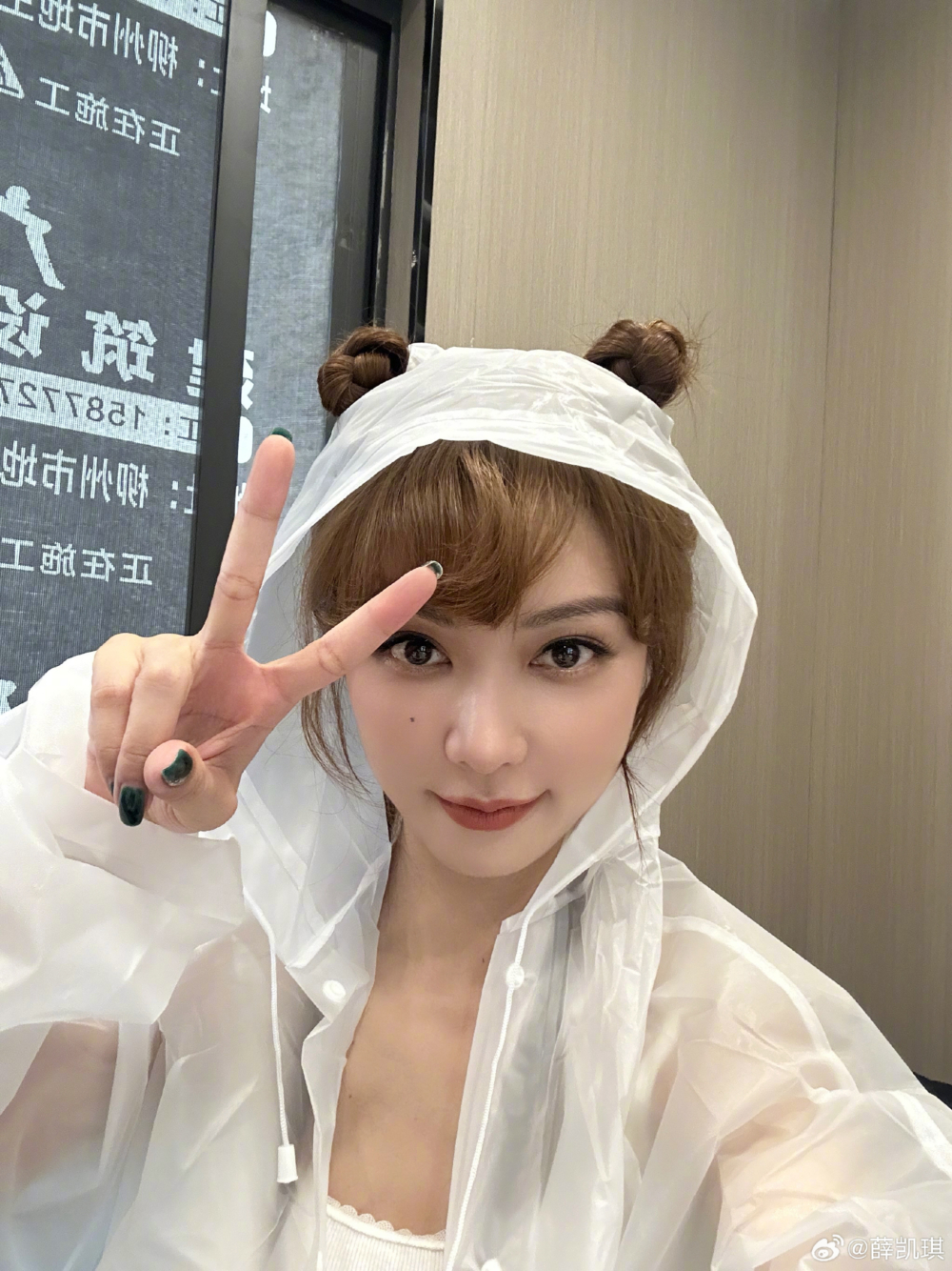 Fiona自拍卻屢次被網友指「外貌進化」，同以往嘅樣子有所不同。