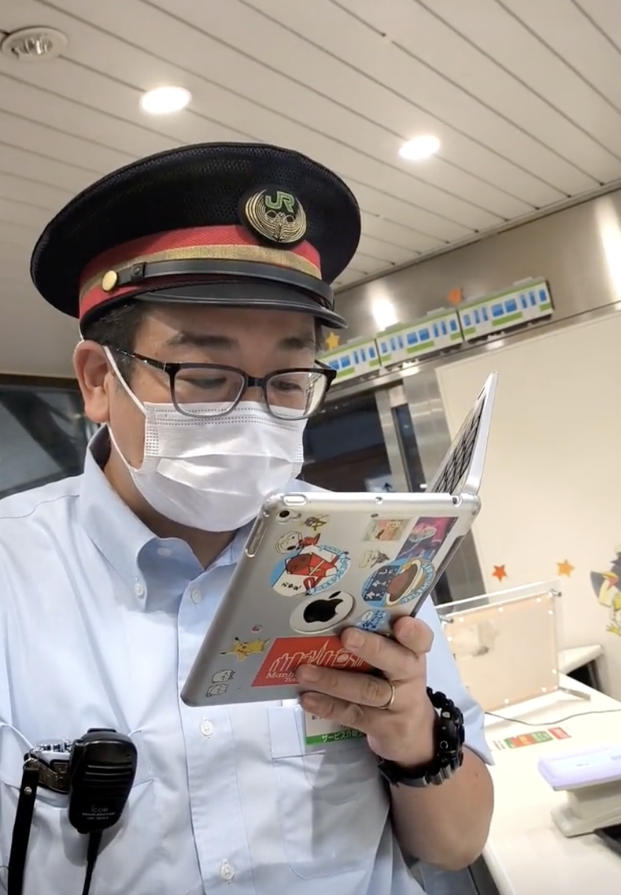 事主指當初交失物時車站嘅工作人員都係笑臉相迎，但到佢要求報酬時態度大轉變