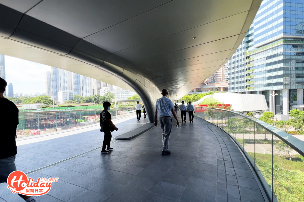 商場也設來往新蒲崗的大橋，去新蒲崗的路程只需大約4分鐘，十分方便！