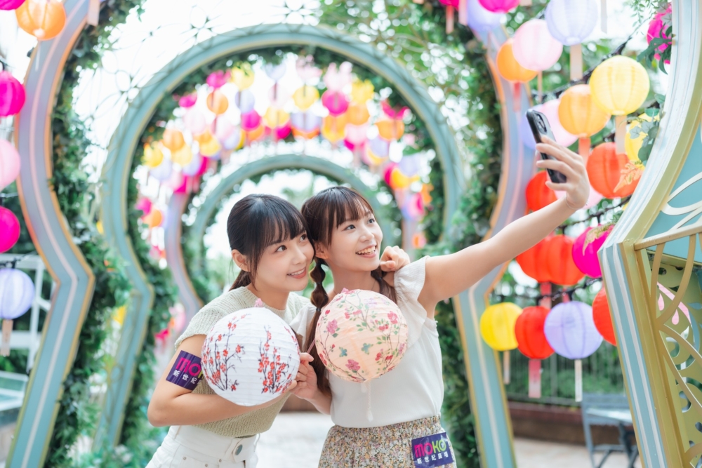 「森之步道」懸掛了約240個七彩燈籠，色彩繽紛！