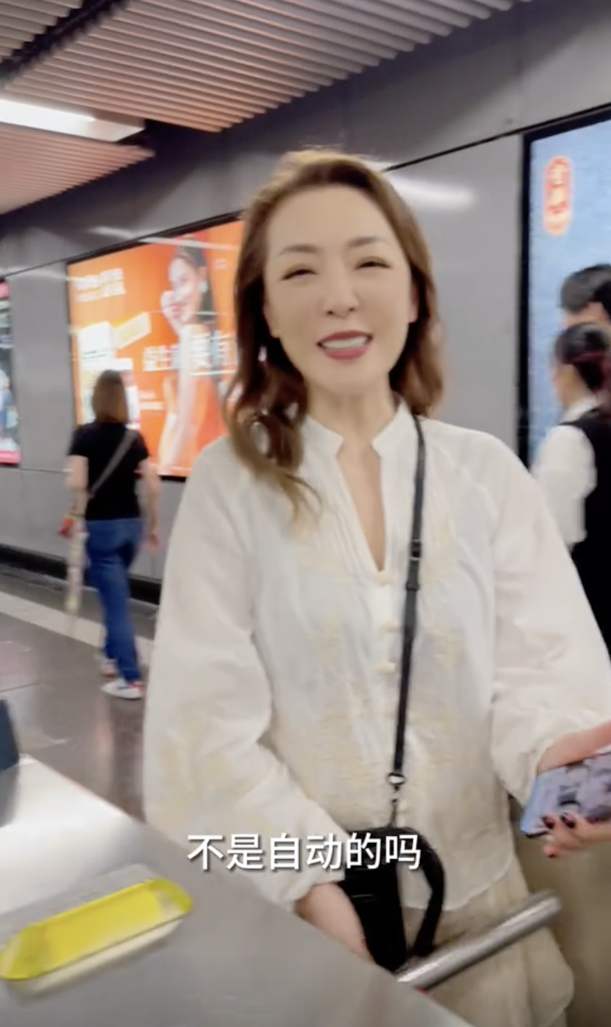 佢忍唔住尷尬笑:「不是自動的嗎?!」
