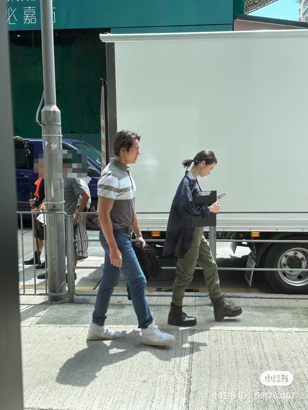 近日唔少網友都喺香港偶遇拍攝中嘅陳偉霆，並分享到小紅書