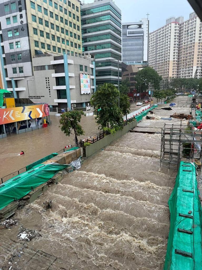 今朝西貢雨勢特別大,一小時內錄得超過100毫米雨量,將軍澳及觀塘都有水浸。